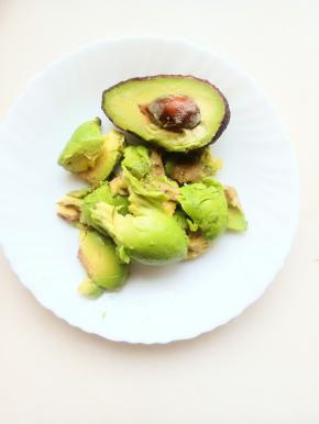 ​做法；​牛油对半切开，去核，将牛油果挖出放入盘中。