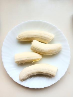 香蕉去皮放入盘中​