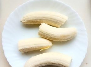 香蕉去皮放入盘中​