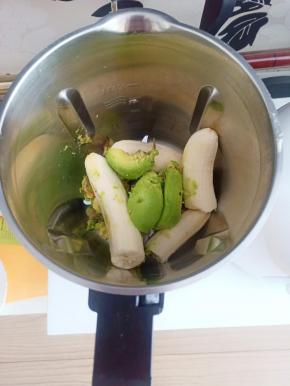 ​将去皮的牛油果和香蕉放入西式厨师机里