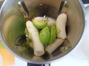 ​将去皮的牛油果和香蕉放入西式厨师机里