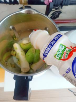 ​倒入一瓶乳酸菌养胃宝