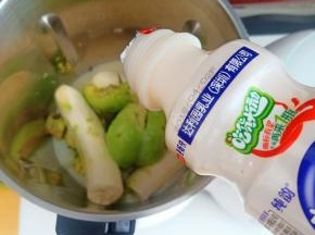 ​倒入一瓶乳酸菌养胃宝