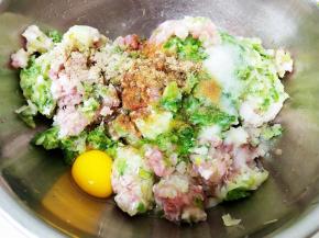 猪肉、糯米，葱、姜让卖肉师傅帮忙打成馅(家有破壁机的可以自己打馅，不到十秒就可以了)，放盆里，倒入料酒、生抽(为了颜色好看、不放老抽)、蚝油、十三香、白胡椒粉、盐、一个鸡蛋、香油等。