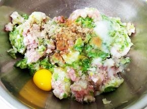 猪肉、糯米，葱、姜让卖肉师傅帮忙打成馅(家有破壁机的可以自己打馅，不到十秒就可以了)，放盆里，倒入料酒、生抽(为了颜色好看、不放老抽)、蚝油、十三香、白胡椒粉、盐、一个鸡蛋、香油等。