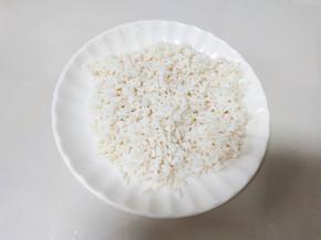糯米淘洗干净，泡4个小时以上控水备用。