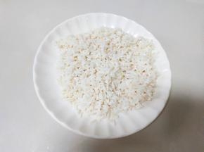 糯米淘洗干净，泡4个小时以上控水备用。