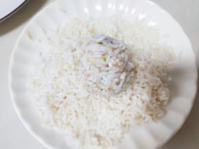 轻按让米粒镶进肉丸中。