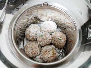 依次做好放入不锈钢蒸笼中。