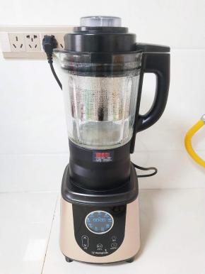 破壁机加水400毫升，把不锈钢蒸笼放破壁机中，插上电源，选择浓汤键。