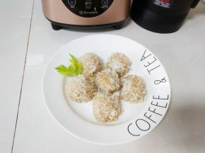 晶莹剔透的珍珠丸子，有肉有菜有米，吃几个就饱了。