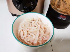 之前冷冻的猪皮取出解冻（锅中添水，放入料酒、猪皮，水开后焯水5分钟。洗净血沫，用夹子把猪毛逐根拔干净，用刀刮净背面的肥油，切条分装冷冻备用。)