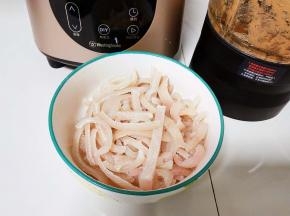 之前冷冻的猪皮取出解冻（锅中添水，放入料酒、猪皮，水开后焯水5分钟。洗净血沫，用夹子把猪毛逐根拔干净，用刀刮净背面的肥油，切条分装冷冻备用。)