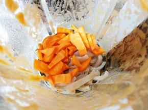 把猪皮、胡萝卜倒入破壁机内，加水，盖上盖子(先打的胡萝卜汁准备和面包彩色饺子，倒出汁后就没有洗杯体，就接着打彩色皮冻，强迫症可以清洗下再用哦) 。破壁机安装不到位，不盖盖子是不会通电的，拧动盖子会自动断电，非一般小厂家可比哦，破壁机的转速很高，一定要安全才能放心。