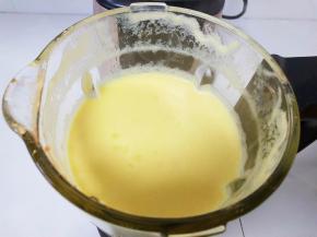 取下破壁机杯体，上面厚厚的一层油沫。