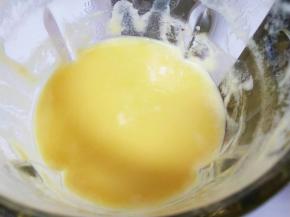 用勺子撇净油沫，豆浆键一键完成，刀头高速破壁，做出来的彩色皮冻细腻到不敢想象。