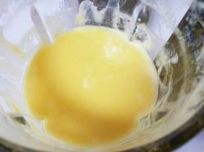 用勺子撇净油沫，豆浆键一键完成，刀头高速破壁，做出来的彩色皮冻细腻到不敢想象。