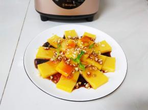 撒蒜粒、浇上生抽、醋、麻辣油、香油等调料汁拌匀更美味爽口！