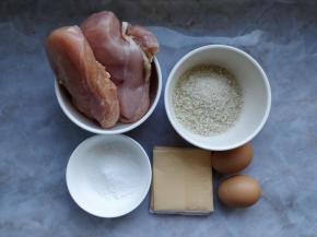 准备好各种食材，鸡胸肉需提前解冻，否则烤的过程中会出水泡软外皮。