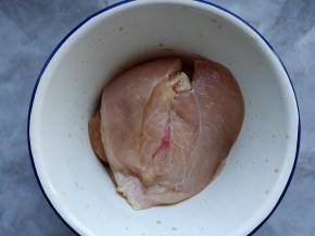 将盐、料酒、生抽和白胡椒粉调匀，鸡胸肉放入蘸匀，腌制片刻。因为鸡胸肉肉质细嫩，所以不用像牛肉那样锤松纤维，按揉几下很容易入味。