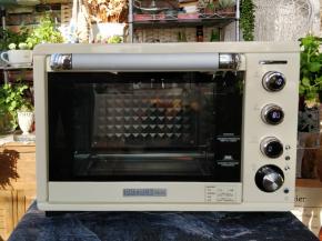 预热柏翠P5040YE烤箱，选择程序1（上下火同时加热），上下火温度都自动为180度，无需手动调整，再设定时间10分钟。