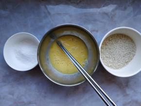 将鸡蛋打散，把淀粉、蛋液和面包糠按顺序准备好。