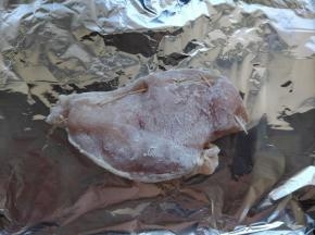 把开口处用牙签封好，先在淀粉中滚一下。