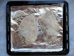 然后依次在蛋液和面包糠里滚一下，抖掉多余的部分，放到烤盘上。黑色烤盘有不粘涂层，但是为了清理方便，可以垫上油纸或锡纸。