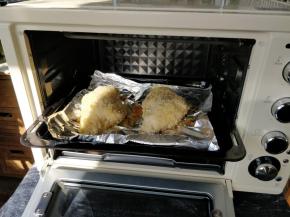 烤好后取出，抽掉牙签。可以看到整个鸡排上色均匀，周围也没有流出的奶酪，说明炉内加热均匀柔和，不会出现角落偏温的情况。