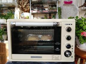 用毛刷在鸡排表面点少许植物油，这样烤出来颜色金黄美观，口感也好。将托盘放入预热好的柏翠PE5040YE烤箱中层，设定的温度不变，热风烘烤15分钟左右。热风烘烤能让炉内温度更一致，使表面更酥脆。