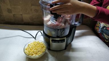 半肥瘦猪肉洗干净用盐腌5分钟，再冲洗干净切成块放入料理机里。
汉美驰料理机速度快、易清洗、绞的肉馅又细腻，点动切碎功能可以自由控制粗切或细切，密封的搅拌杯有效防止食物溢出，非常实用又方便！