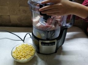 半肥瘦猪肉洗干净用盐腌5分钟，再冲洗干净切成块放入料理机里。
汉美驰料理机速度快、易清洗、绞的肉馅又细腻，点动切碎功能可以自由控制粗切或细切，密封的搅拌杯有效防止食物溢出，非常实用又方便！