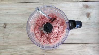 肉馅不到半分钟就这样迅速切拌好了，超棒。肉馅再用盐、糖、酱油、玉米淀粉调味搅拌均匀