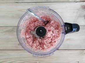 肉馅不到半分钟就这样迅速切拌好了，超棒。肉馅再用盐、糖、酱油、玉米淀粉调味搅拌均匀