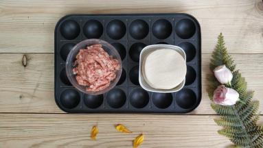 好啦，模具、饺子皮、肉馅准备就绪