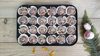 在肉馅上放入鲜虾仁和豆（玉米粒或青豆）