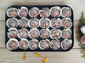 在肉馅上放入鲜虾仁和豆（玉米粒或青豆）