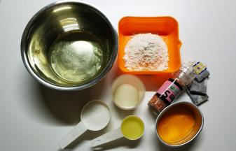 先做红茶蛋糕胚：材料称重好，蛋黄蛋白分离