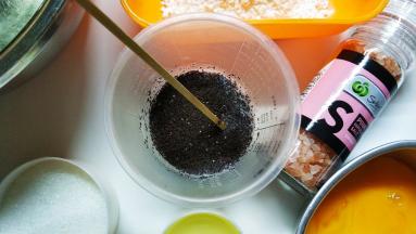 牛奶加热，拆开红茶包将红茶叶倒入牛奶里浸泡10分钟