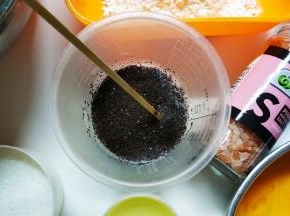 牛奶加热，拆开红茶包将红茶叶倒入牛奶里浸泡10分钟
