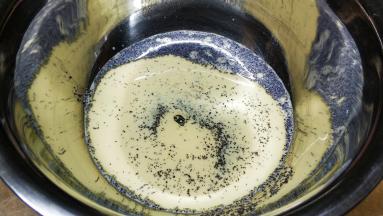 红茶牛奶、色拉油、盐放入盆里