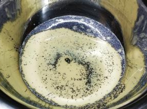 红茶牛奶、色拉油、盐放入盆里
