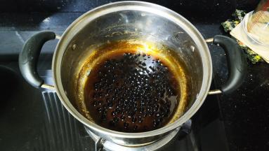 再捞出浸泡过的珍珠，煮至糖汁浓稠