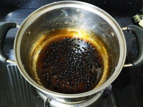 再捞出浸泡过的珍珠，煮至糖汁浓稠