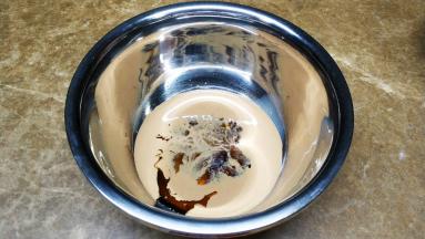 红茶奶、红糖浆倒入盆里