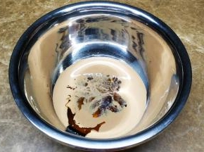红茶奶、红糖浆倒入盆里