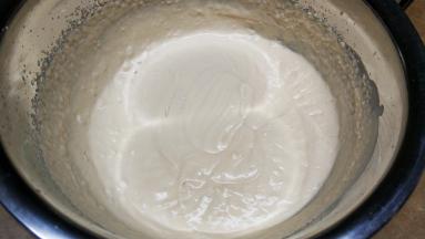 打发到6成发，这个要自己掌握好，先中档打发4成再转低档慢慢观察。
打发好的红茶黑糖奶盖酱倒入裱花袋里，剪口备用