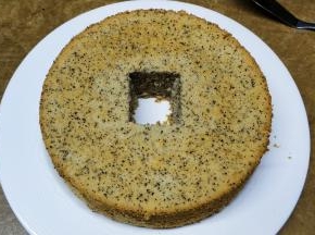 蛋糕中间挖出一块