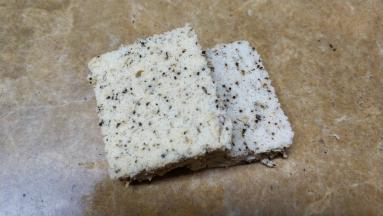 挖出的蛋糕切二片