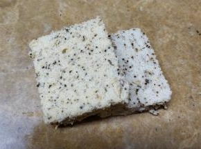 挖出的蛋糕切二片